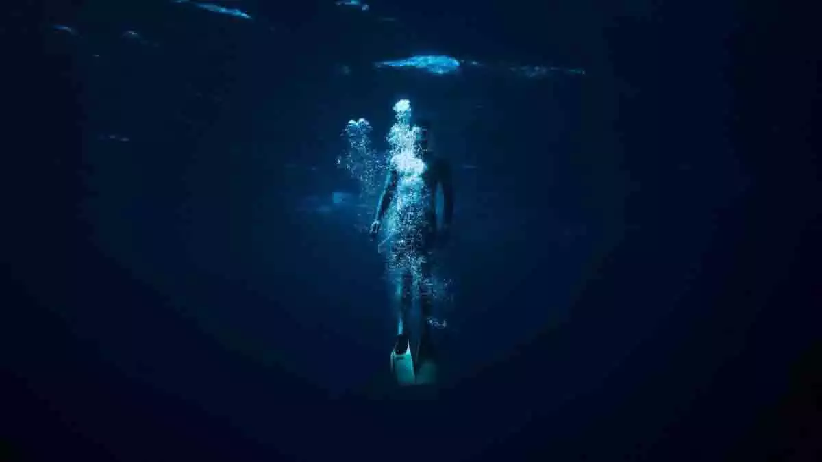 Hombre sumergido en el agua.