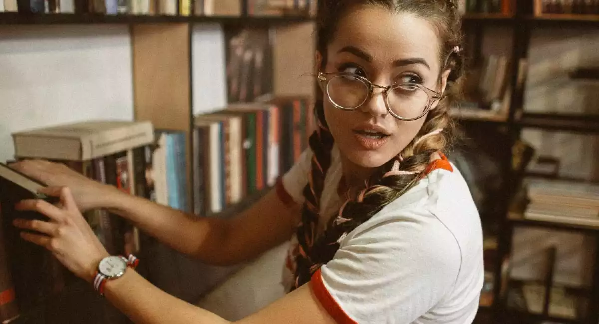 chica con gafas en la biblioteca