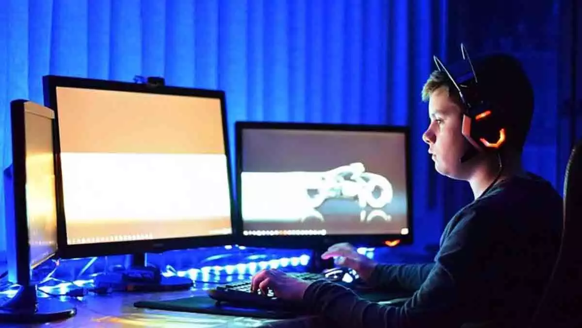 Niño frente a un ordenador