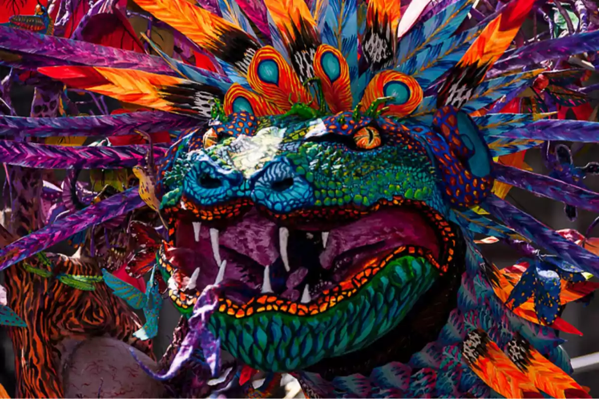 Una colorida y detallada figura de un alebrije con forma de dragón, decorada con plumas y patrones vibrantes.