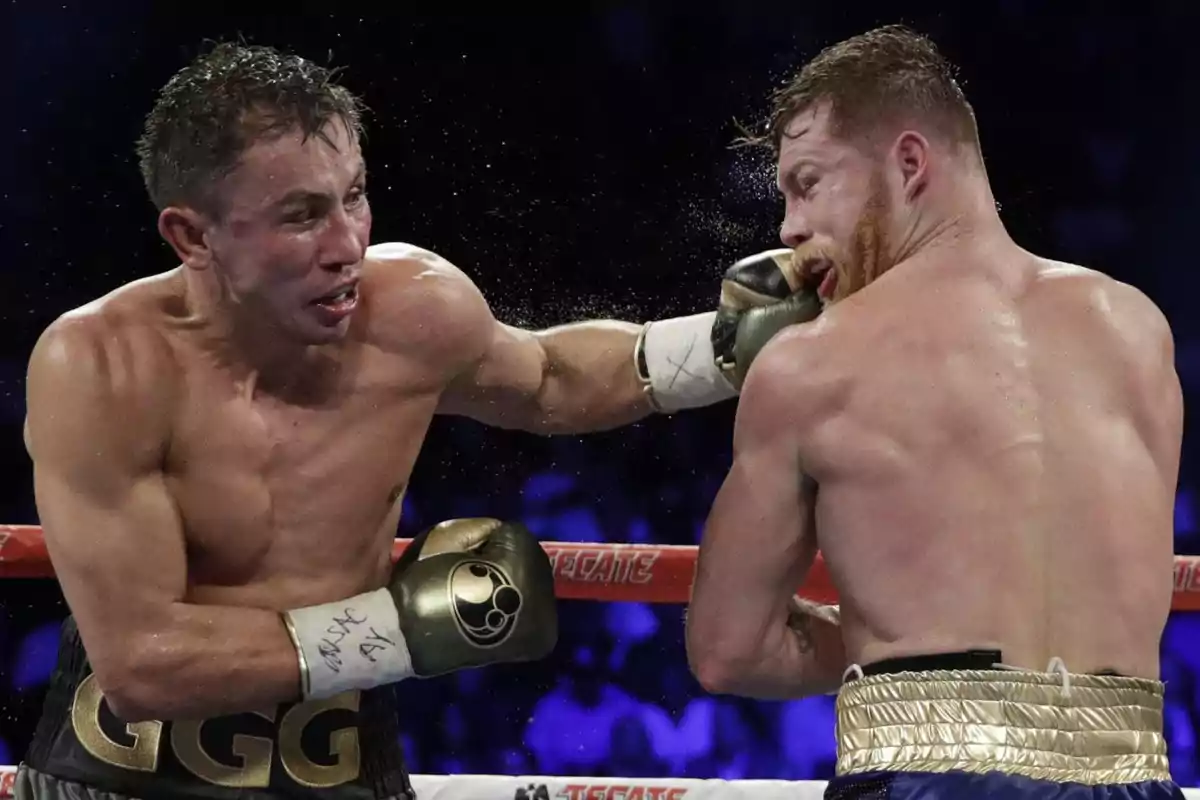 Dos boxeadores intercambiando golpes en un ring durante una pelea.