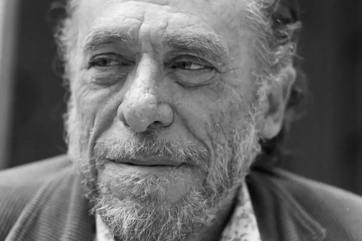 Retrato en blanco y negro de un hombre mayor con barba y expresión pensativa.