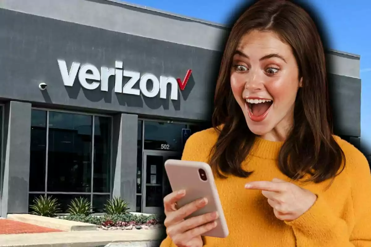 Una mujer emocionada mirando su teléfono frente a una tienda de Verizon. Una mujer emocionada mirando su teléfono frente a una tienda de Verizon.