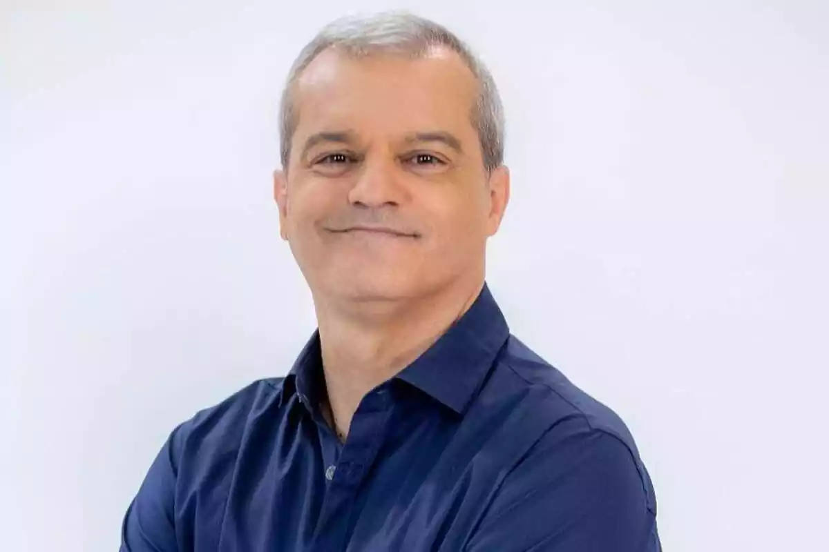 Plano medio de Ramón García sonriendo a cámara Plano medio de Ramón García sonriendo a cámara