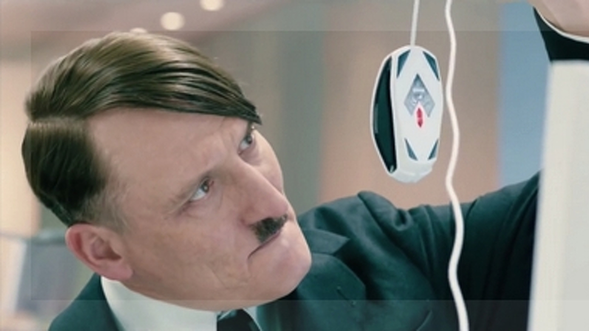 Oliver Masucci como Adolf Hitler en 'Ha vuelto' (2015)